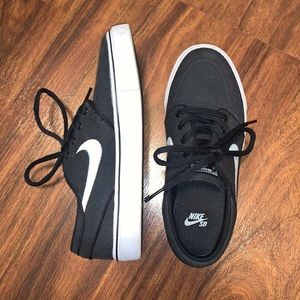 NIKE SB JANOSKI SKATE SHOES